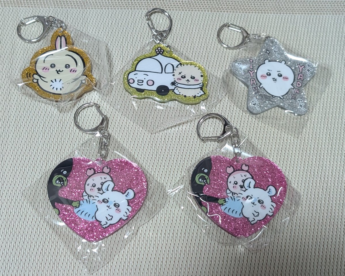 ラメアクリルキーホルダー4 らんど梅田に入荷してた！！
5回限定(orハチワレちゃんが出るまで)回した結果がこの通り！！