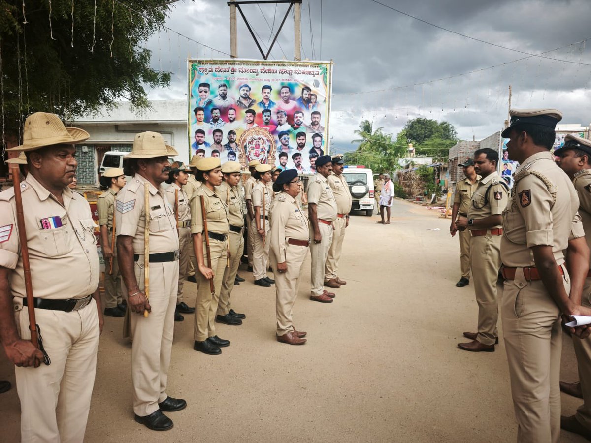 SPTumkur's tweet photo. ಸಿರಾ ಮಾರಮ್ಮ ಜಾತ್ರೆ ಬಂದೋಬಸ್ತ್ ಪರಿಶೀಲಿಸಿ ಅಗತ್ಯ ಸೂಕ್ತ ನಿರ್ದೇಶನ ನೀಡಲಾಯಿತು.
#TumakuruDistrictPolice
#Bandobasth
@venkatashok https://t.co/YsTGl9J4VI