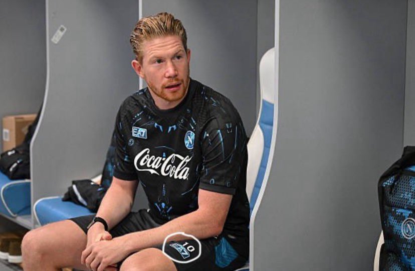 KDBZone_'s tweet image. De Bruyne wearing Maradona’s number 10 👀