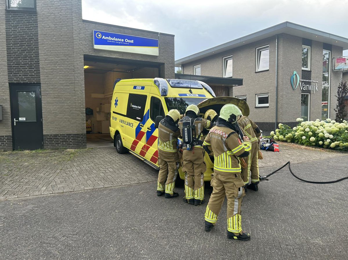Brandweer ingezet voor rokende ambulance