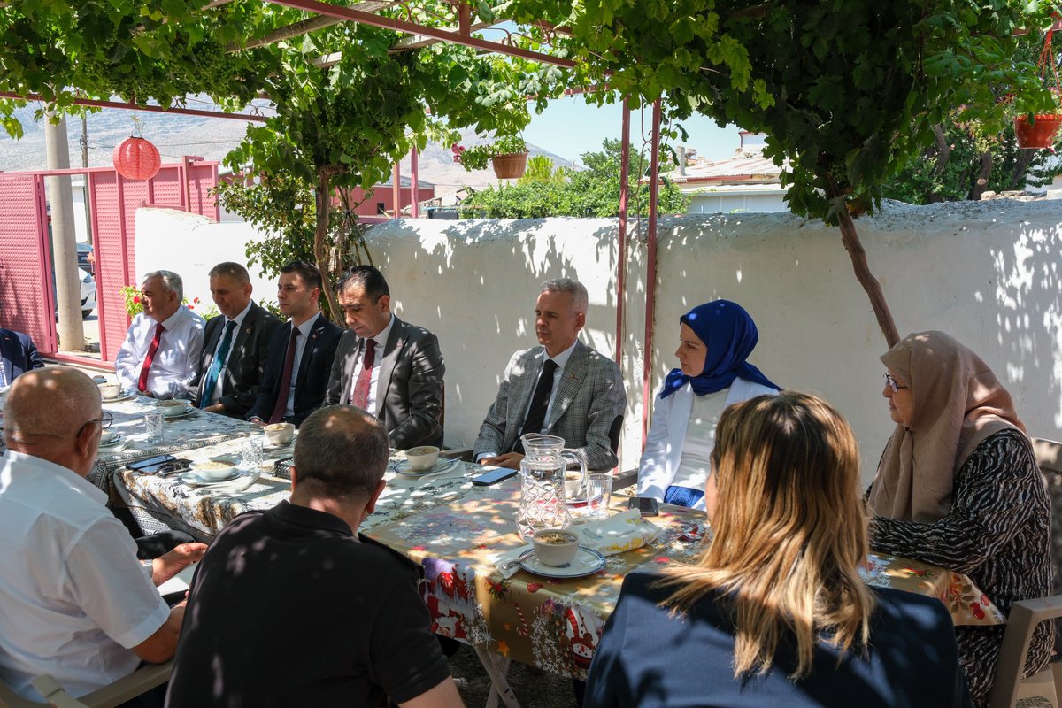 📍Kazımkarabekir 

Valimiz Sayın Mehmet Fatih Çiçekli ve eşi Esengül Korkmaz Çiçekli Hanımefendi, 15 Temmuz Demokrasi ve Milli Birlik Günü’nde Şehit Er Osman Küçükçelebi’nin Kâzımkarabekir ilçesinde ikamet eden ailesini ziyaret ederek kendileriyle bir süre sohbet etti.