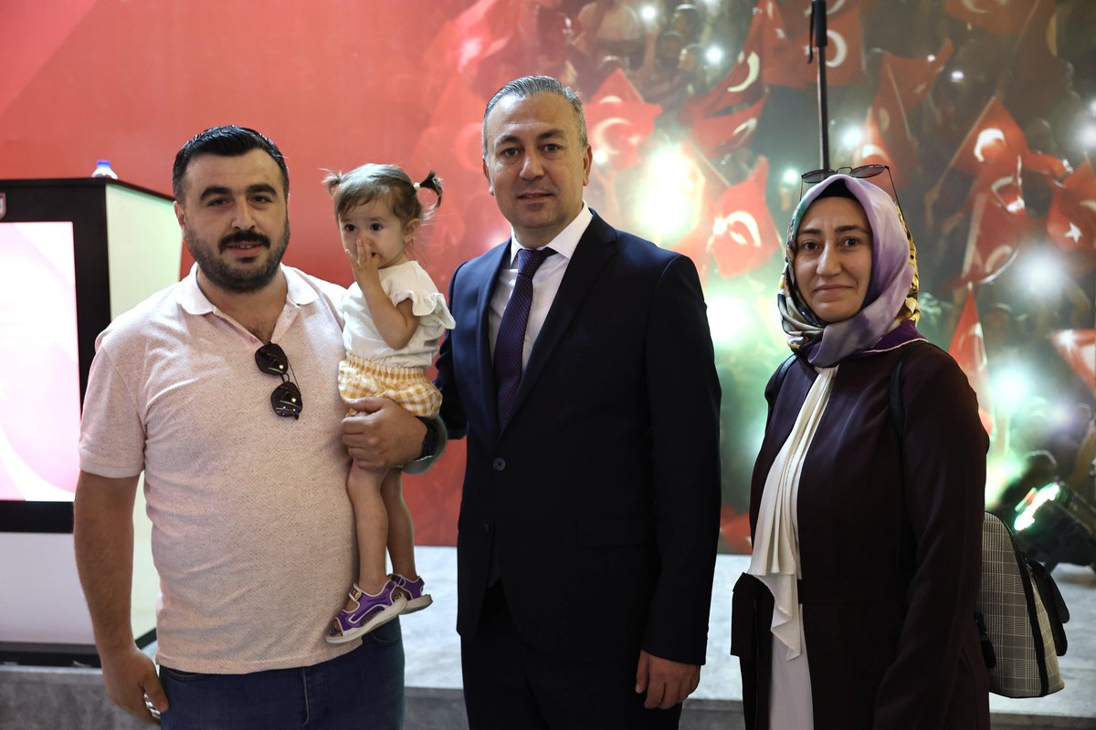 İnancın, Bağımsızlığın, Kahramanlık ve Zaferin Adı: Türkiye 🇹🇷

15 Temmuz Demokrasi ve Millî Birlik Günü dolayısıyla Başkanımız Dr. Adem Uzun, Vali Yılmaz Şimşek ve il protokolü, vatan uğruna canlarını feda eden aziz şehitlerimizin kıymetli aileleri ve kahraman gazilerimizle bir