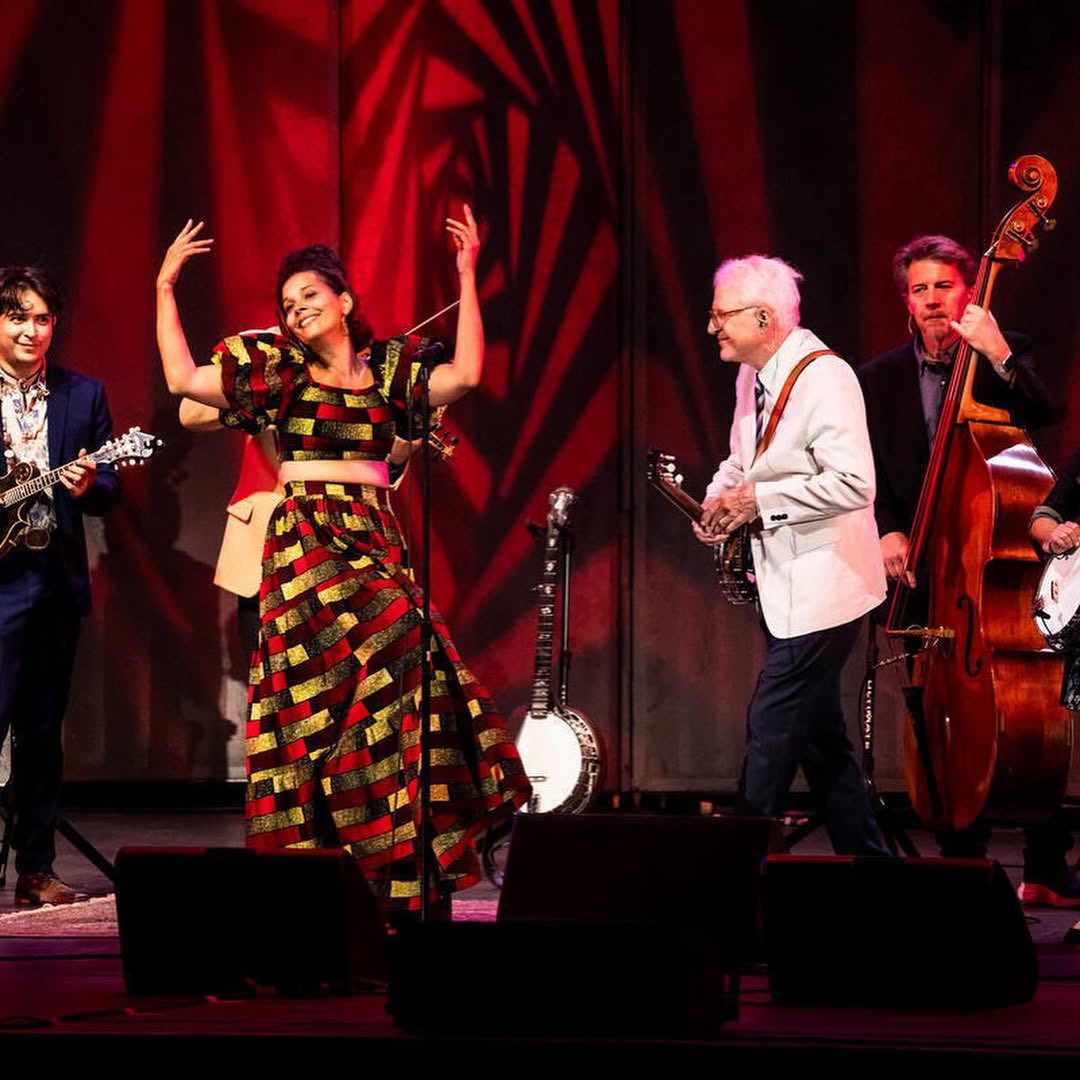 thedailymartins's tweet image. steve martin performs banjo together with alison brown at 'rhiannon giddens: american tunes' at the hollywood bowl in los angeles, california (2025) 🪕
📸: hollywoodbowl & thebluegrasssituation | ig
