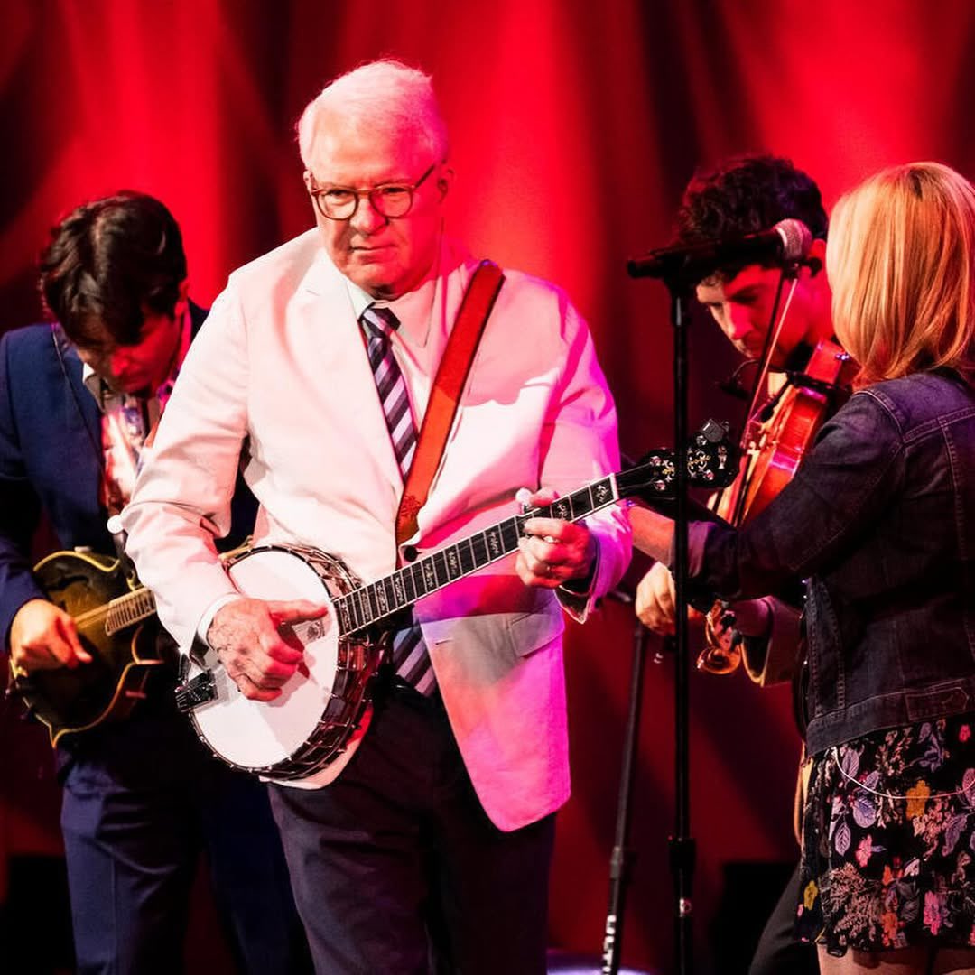 thedailymartins's tweet image. steve martin performs banjo together with alison brown at 'rhiannon giddens: american tunes' at the hollywood bowl in los angeles, california (2025) 🪕
📸: hollywoodbowl & thebluegrasssituation | ig