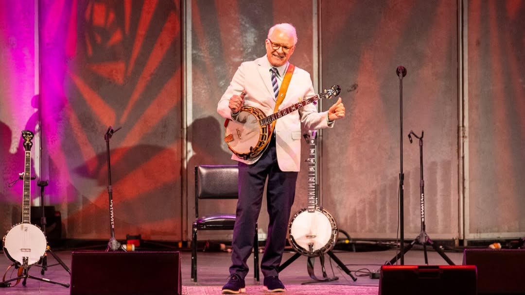 thedailymartins's tweet image. steve martin performs banjo together with alison brown at 'rhiannon giddens: american tunes' at the hollywood bowl in los angeles, california (2025) 🪕
📸: hollywoodbowl & thebluegrasssituation | ig