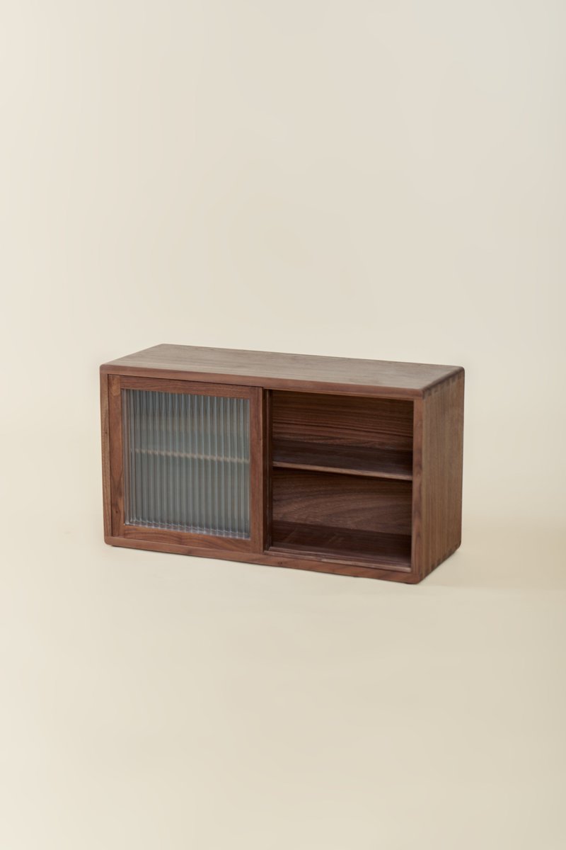 luxuncraft's tweet photo. 🌰 Walnut Shelf | Original wood texture + double layer storage, create a healing desktop corner
#walnutfurniture #naturalhome #texture #life #storageaesthetics #newproductrecommendation #walnutcabinet #homedecor https://t.co/UzfTvIEjmV