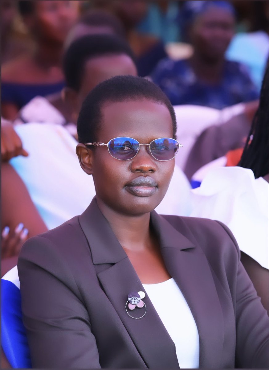 RuthMuka's tweet image. From my Dad’s teachings, I've learned that humility brings a positive aura and energy that makes people feel comfortable and drawn to you. It's about being kind, modest, and genuinely caring about others.
#Dienbeek
#Nomakeup
#TEYAInauguration2025