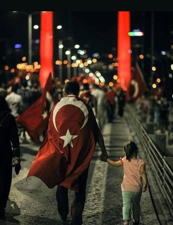 "Bayrakları bayrak yapan üstündeki kandır. Toprak, eğer uğrunda ölen varsa vatandır."  🇹🇷

 #15Temmuz