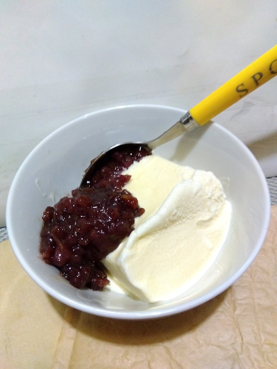 jgcikata's tweet image. 爽(アイスクリーム)にあずきトッピングしたら、流氷に乗るアザラシが見えたもう病気だの件。
When I had vanilla ice cream topped with red bean paste, I saw a seal riding on an ice floe. I'm sick.
#3分でアザラシ
#アザラシお絵描き界隈盛り上げ隊
