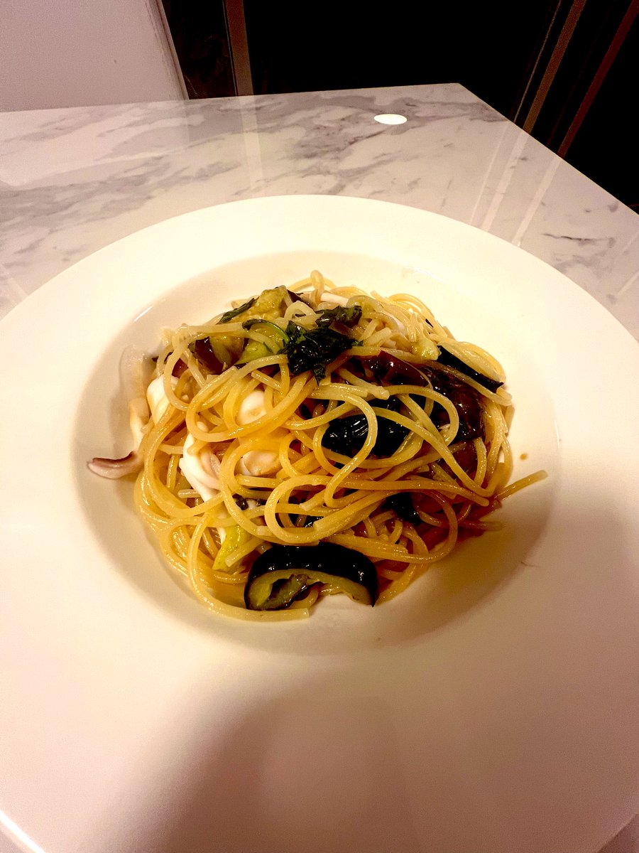 sumage127's tweet image. こんばんは🌇

🐙と🌿と🍆パスタ
シンプルに塩とオリーブと醤油

いただきます🙏