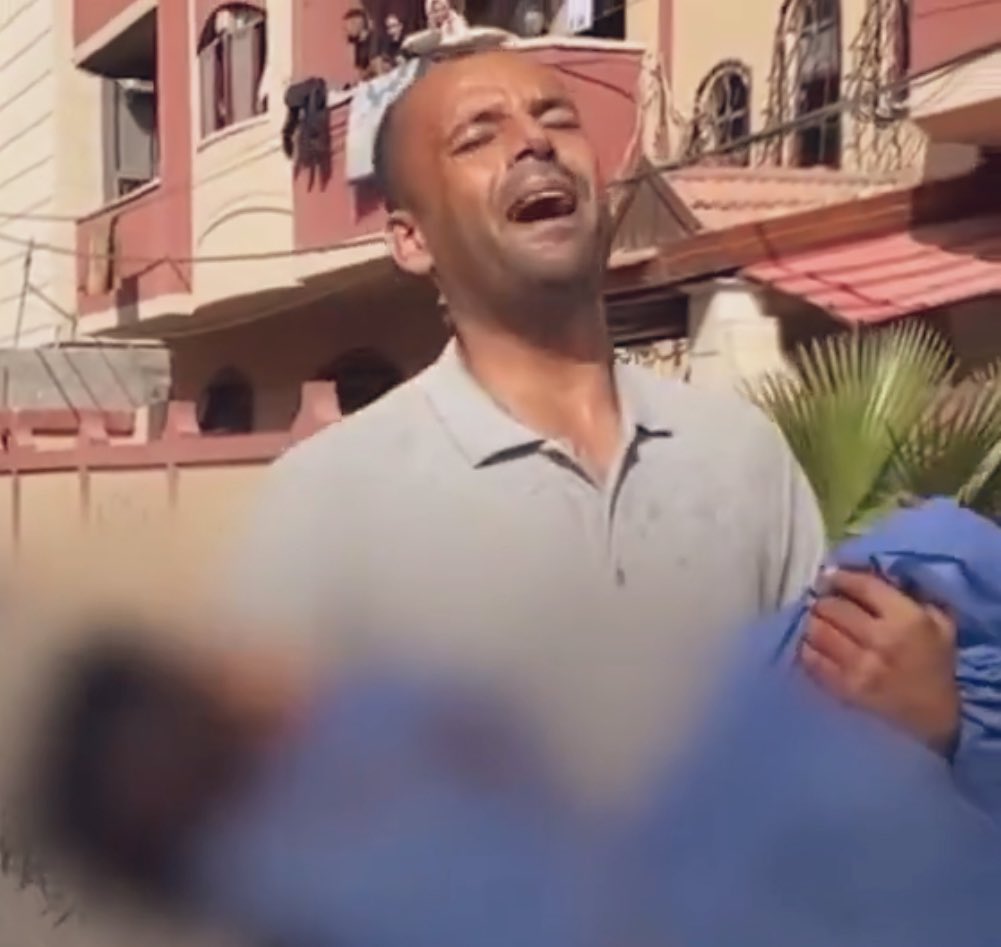 कुछ ऐसी तस्वीर सामने आती है जो हृदय को चीर देती है। गाजा की सड़कों पर, जहां जीवन की उम्मीदें पानी की एक बूंद के इंतजार में सिमट गई हैं, एक दर्दनाक मंजर उभरता है। यह तस्वीर, जिसमें एक घायल इंसान को सहारा देकर लोग उसे ले जा रहे हैं, केवल एक घटना नहीं, बल्कि मानवता की सबसे गहरी