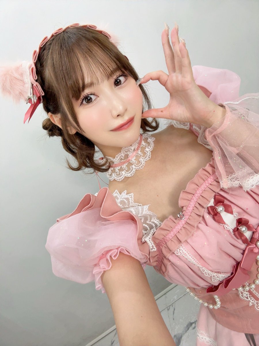 小野六花散發文靜感的日系少女特寫