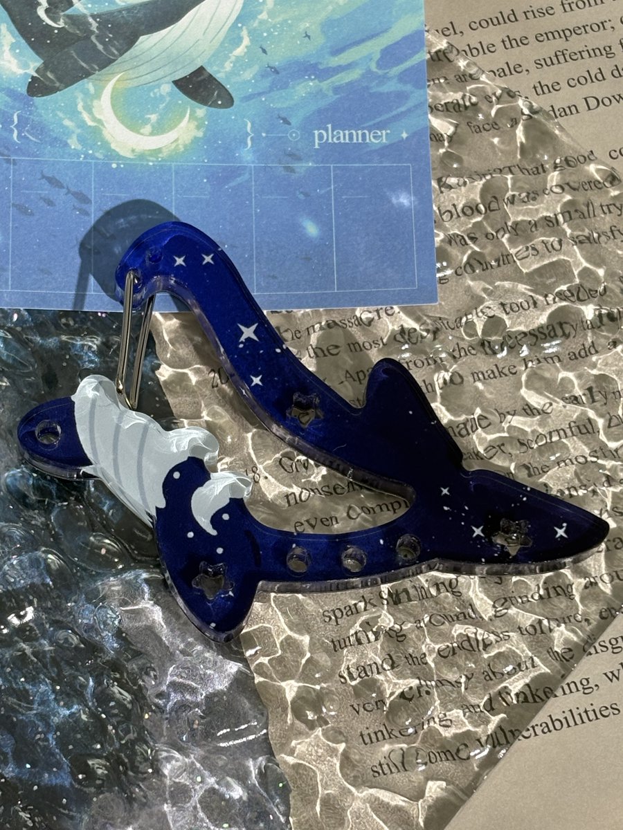 🔮 별빛과 밤 아크릴 카라비너
Starlight and Night Acrylic Carabiner ˚₊‧꒰ა ☆ ໒꒱‧₊˚

✦ 80x50mm | 아크릴 소재  
🛒 구매처: 서울일러스트레이션페어 VOL.19 Q08 몽몽스베쮸 부스에서 선공개!

출시 전 디자인 공개 때부터 문의가 쏟아졌던 아크릴 카라비너! 
카라비너는 처음 제작해보는