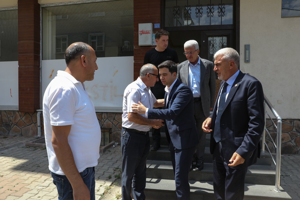 Kaymakamımız Muhammet GÜZEL, Belediye Başkanı Kemal TARTAR, 24. Dönem AK Parti Bingöl Milletvekili Eşref TAŞ ve beraberindeki kurum amirleri, 15 Temmuz Demokrasi ve Milli Birlik Günü anma etkinlikleri kapsamında 15 Temmuz Gazisi Sedat YALÇIN’ı ve ailesini evinde ziyaret ettiler.
