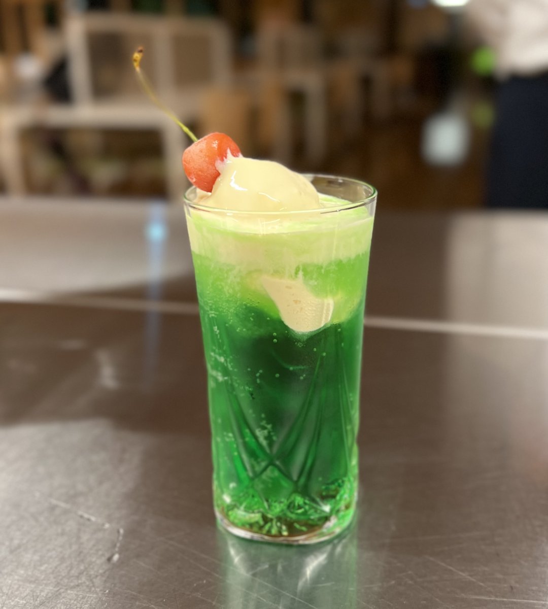 Yodo_Kitchen's tweet image. ＼調理実験しました🧪／

きょうは、ソーダストリームが作った
炭酸水メーカー「 enso（エンソウ）」で
クリームソーダを作ってみました‼
➡yodobashi.com/product/200000…

1⃣炭酸水を作る
2⃣「おうちドリンクバー」メロンソーダを割る
3⃣バニラアイスクリームをのせる
4⃣サクランボをのせる

🙌完成🙌