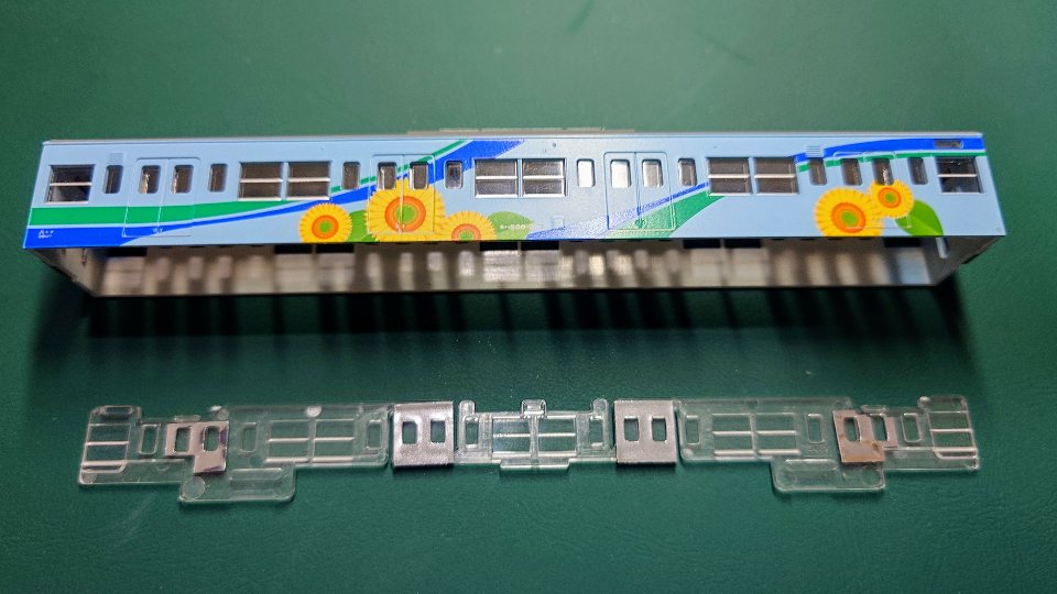MaterialSkr's tweet image. 201系・205系初期車向けドア内貼り銀色シール
中間車の貼り付けサンプルです。
※今回は戸当たりゴム表現無しとなります。
※先頭車・中間車とも貼り付けるシールは共通となります。
#サクラマテリアル