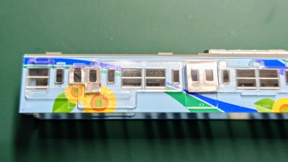 MaterialSkr's tweet image. 201系・205系初期車向けドア内貼り銀色シール
中間車の貼り付けサンプルです。
※今回は戸当たりゴム表現無しとなります。
※先頭車・中間車とも貼り付けるシールは共通となります。
#サクラマテリアル