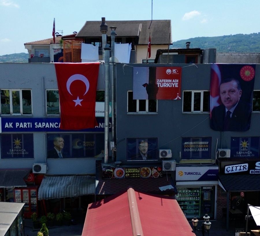sapanca_akkadin's tweet photo. 🇹🇷 BAYRAĞINA SAHİP ÇIK TÜRKİYE! 🇹🇷
Cumhurbaşkanımız Sayın Recep Tayyip Erdoğan’ın çağrısıyla, her haneye, her dükkâna, her sokağa al bayrağımızı asıyoruz!
Bu kampanya sadece bir sembol değil; birlik, beraberlik ve milli duruşumuzun nişanesi!

Gelin, göklerde dalgalanan bayrağımızla, bu topraklarda yaşayan her bir ferdin aynı yürekle attığını bir kez daha gösterelim.

#BayrağınaSahipÇık
#RecepTayyipErdoğan
#TekMilletTekBayrakTekVatanTekDevlet
#Sapanca

@tugbaisikercan