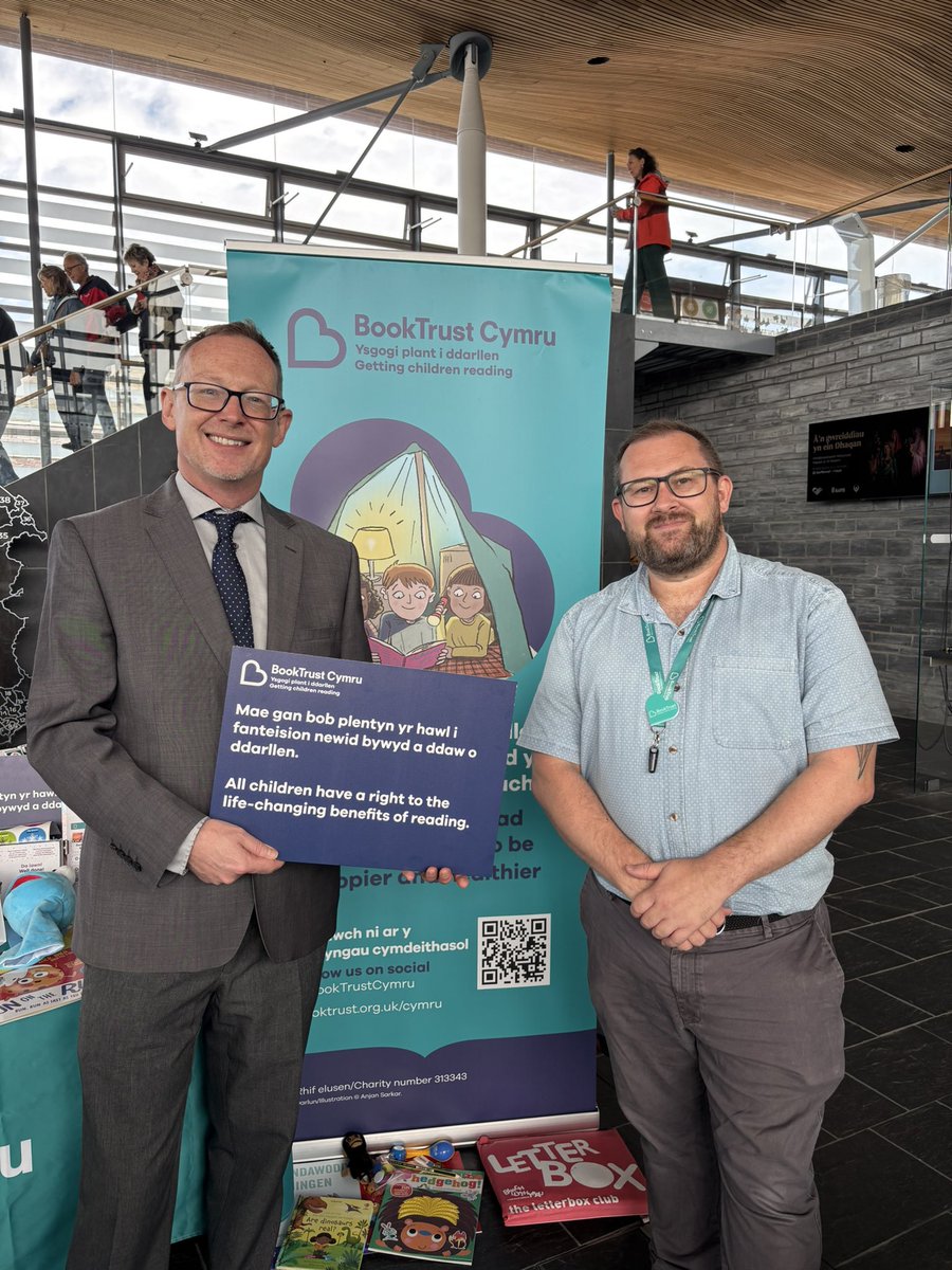 BookTrust Cymru (@booktrustcymru) on Twitter photo Diolch am alw heibio a cefnogi ein ymgyrch ar hawliau darllen i blant.
Thank you for dropping by and supporting our campaign for #ReadingRights for every child <a href="/russ_george/">Russell George MS</a> Diolch am alw heibio a cefnogi ein ymgyrch ar hawliau darllen i blant.
Thank you for dropping by and supporting our campaign for #ReadingRights for every child <a href="/russ_george/">Russell George MS</a>