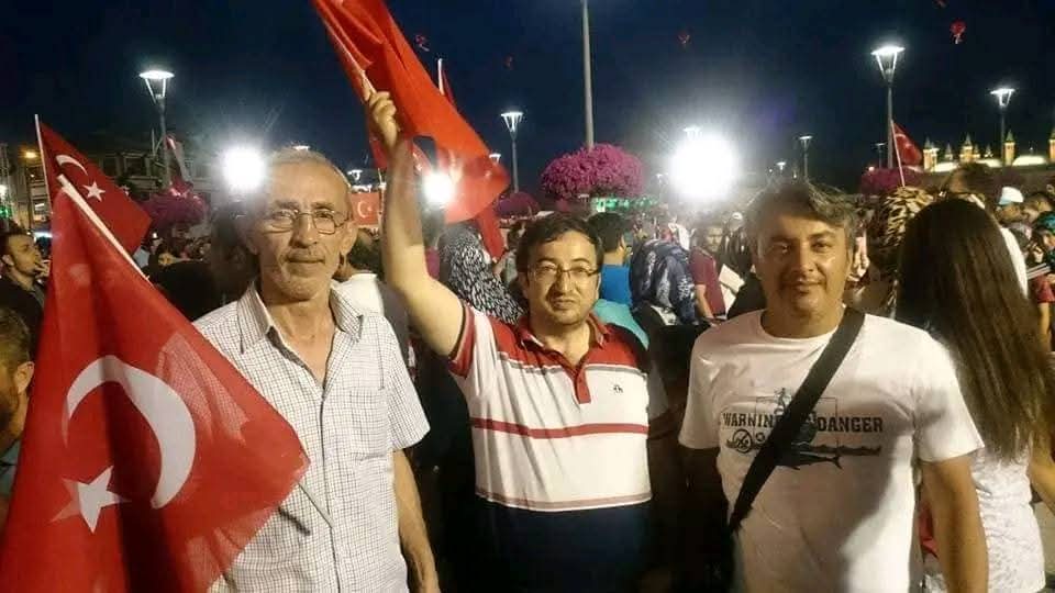 Tarihten bir yaprak 
Şehit #ÖmerHalisdemir in kabrini ve babası Hasan Hüseyin Amcayı ziyaret.
Tüm şehitlerimizin mekanı cennet olsun Allah rahmet eylesin. 
#15Temmuz 

#15TemmuzDestanı