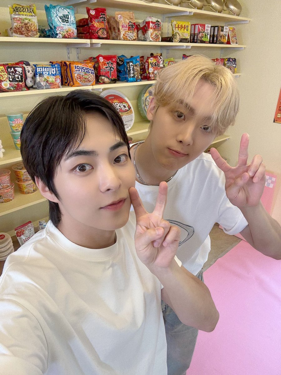 슈밍의 라면가게🍜

[CHAMELEON] 같은 매력으로 촬영장을 물들인 ASTRO 산하!
슈밍 사장님과의 케미도 촬영도 100점 만점에 100점🌟

#시우민 #XIUMIN #슈밍의라면가게