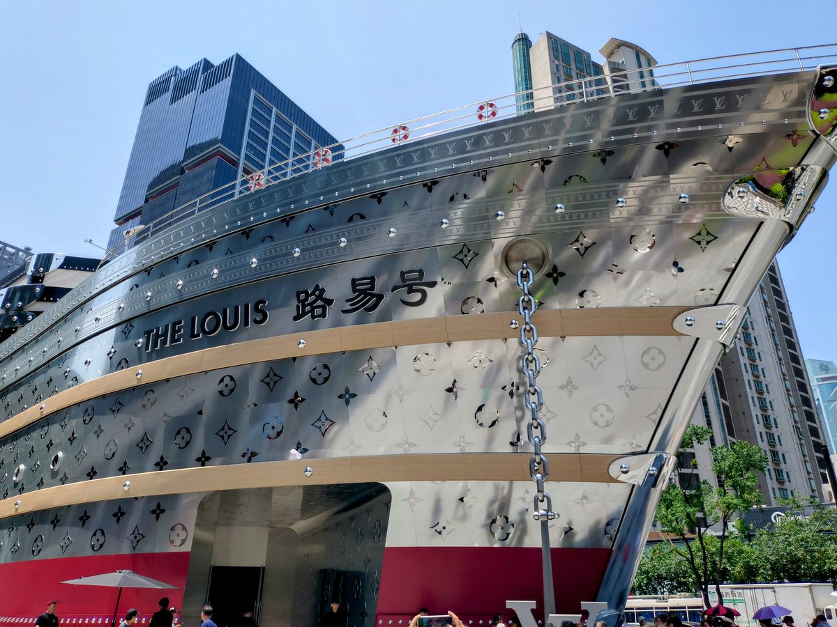 akkunyo's tweet photo. すごいのできてました!
もちろん入れないけど…
帰ります!
#TheLouis #LouisVuitton上海 #上海出張 https://t.co/xhiuqgvG0p