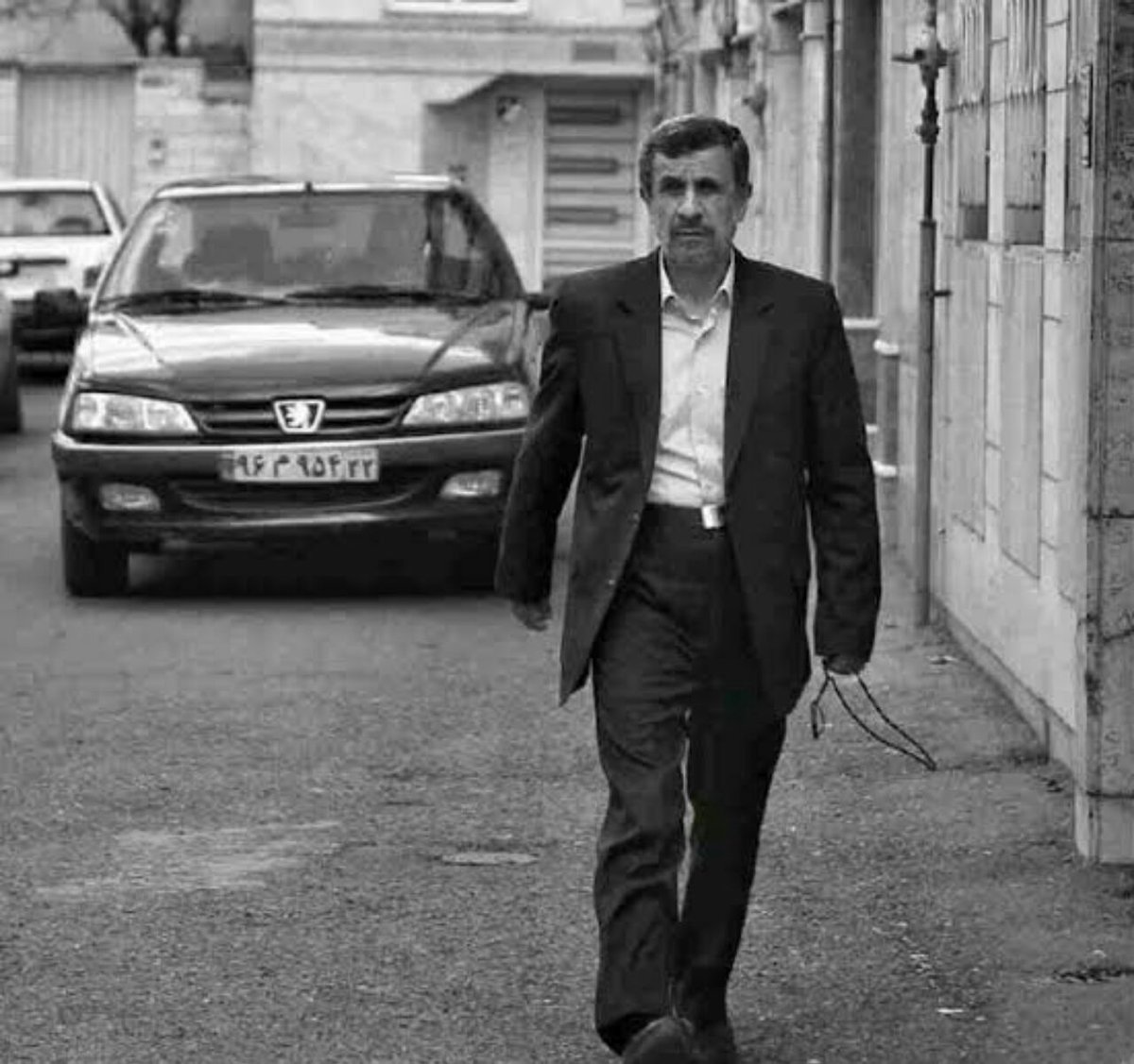 آب زنید راه را، هین که نگار می‌رسد
مژده دهید باغ را، بوی #بهار می‌رسد
#احمدي_نژاد