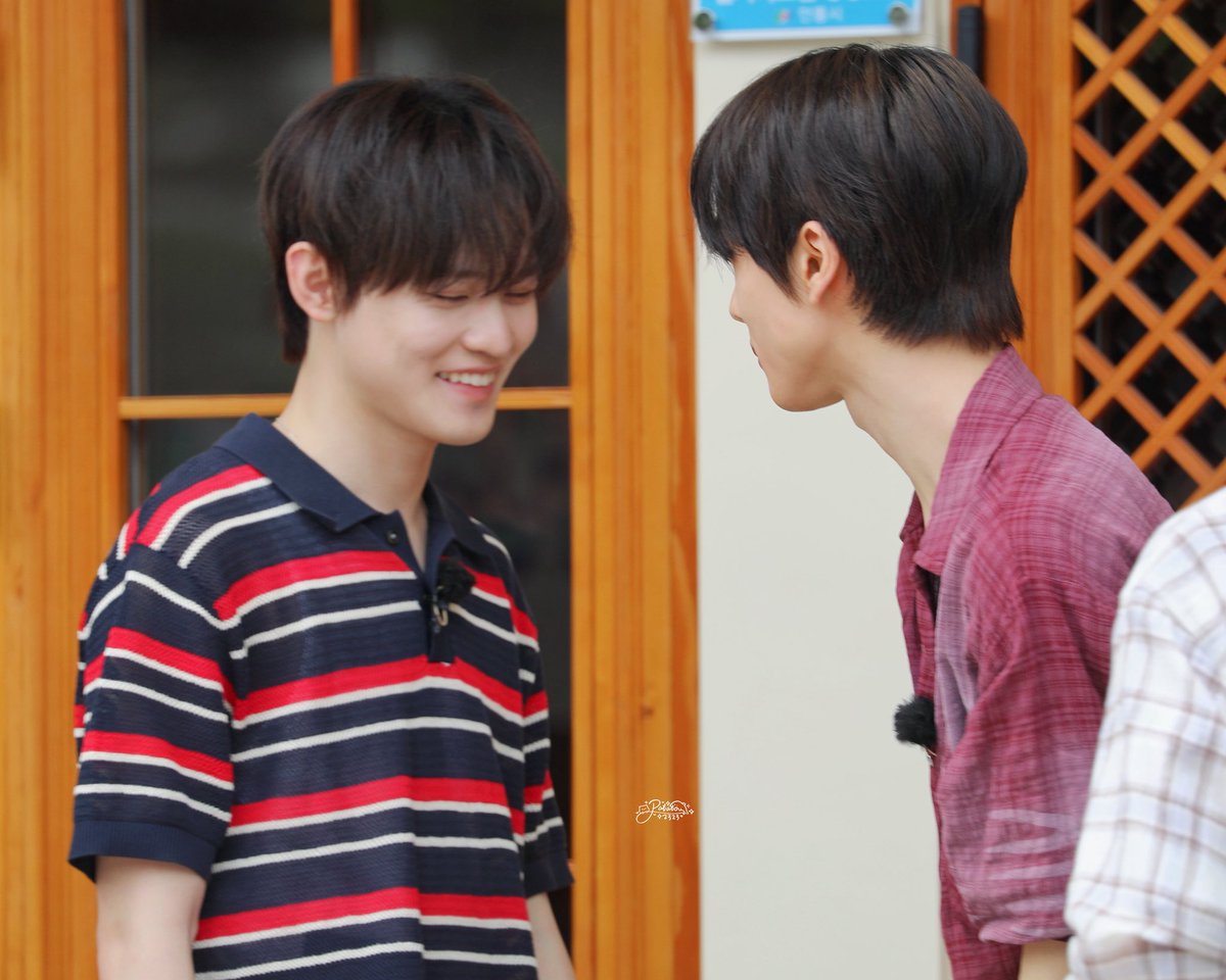 jisung crouching down here just to meet chenle's eyes.. he thinks he's me man