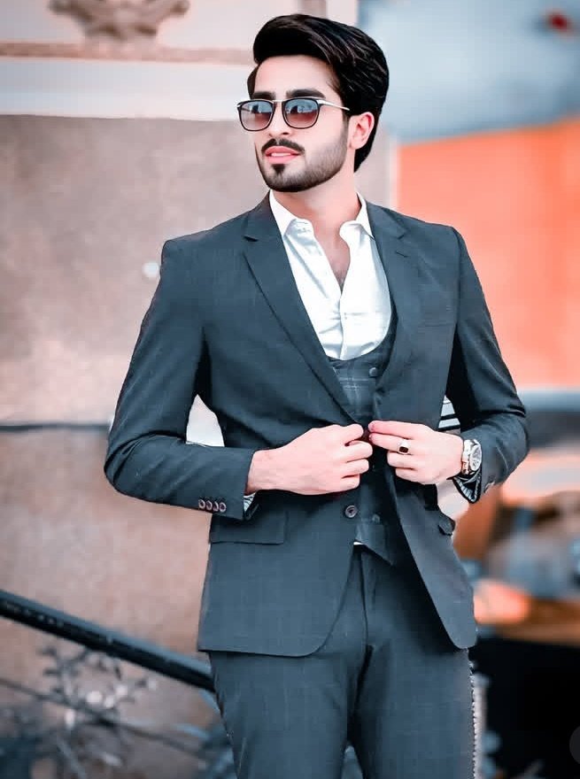 کیسے ڈسے گا کون مجھے ، جانتا ہُوں مَیں
لیکن کسی کا خوف ،کہاں مانتا ہُوں مَیں

جنگل کا ہو یا پھر۔۔۔۔۔۔ کسی آستین کا 
سانپوں کی ساری نسلوں کو پہچانتا ہُوں مَیں