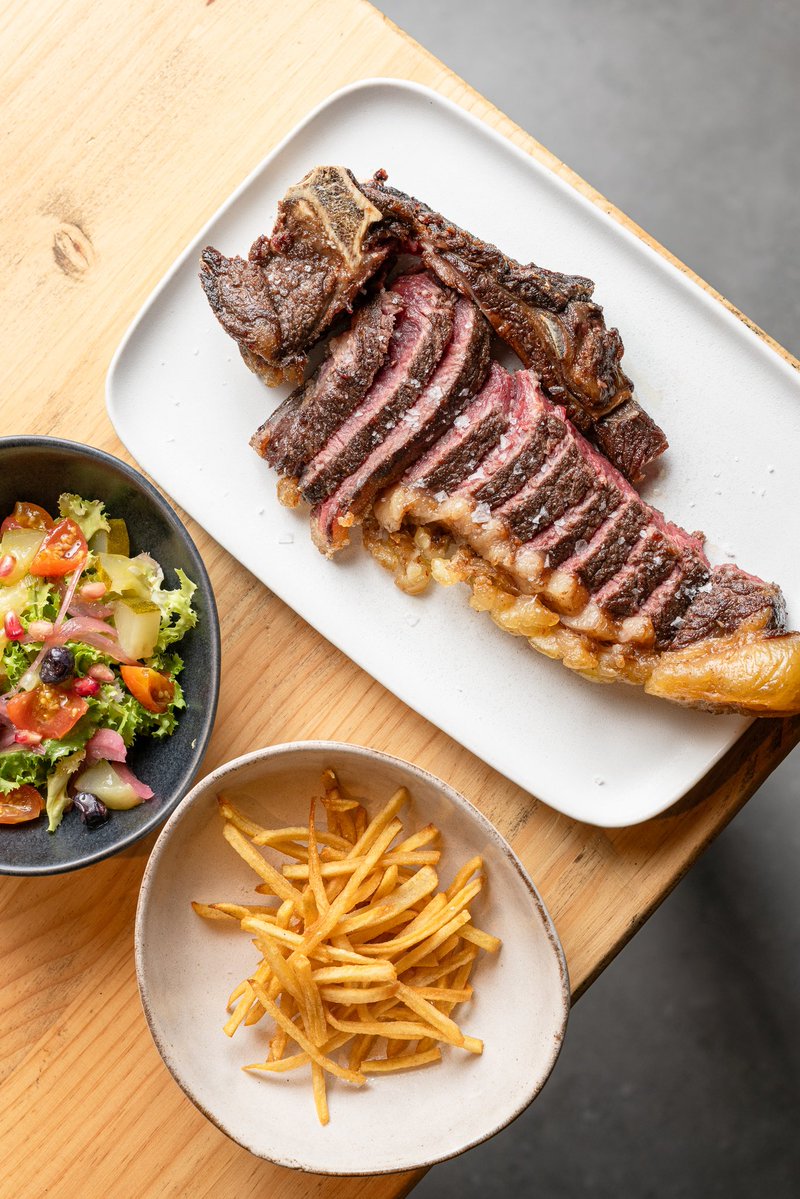 No somos un asador, pero tenemos chuleta, y qué chuleta!

La marcamos en sartén, la conservamos en aceite y la terminamos frita.

Marchando una Chuleta de Orza! 🥩

C/Juan Álvarez de Mendizabal, 34
Reservas: brutalista.es