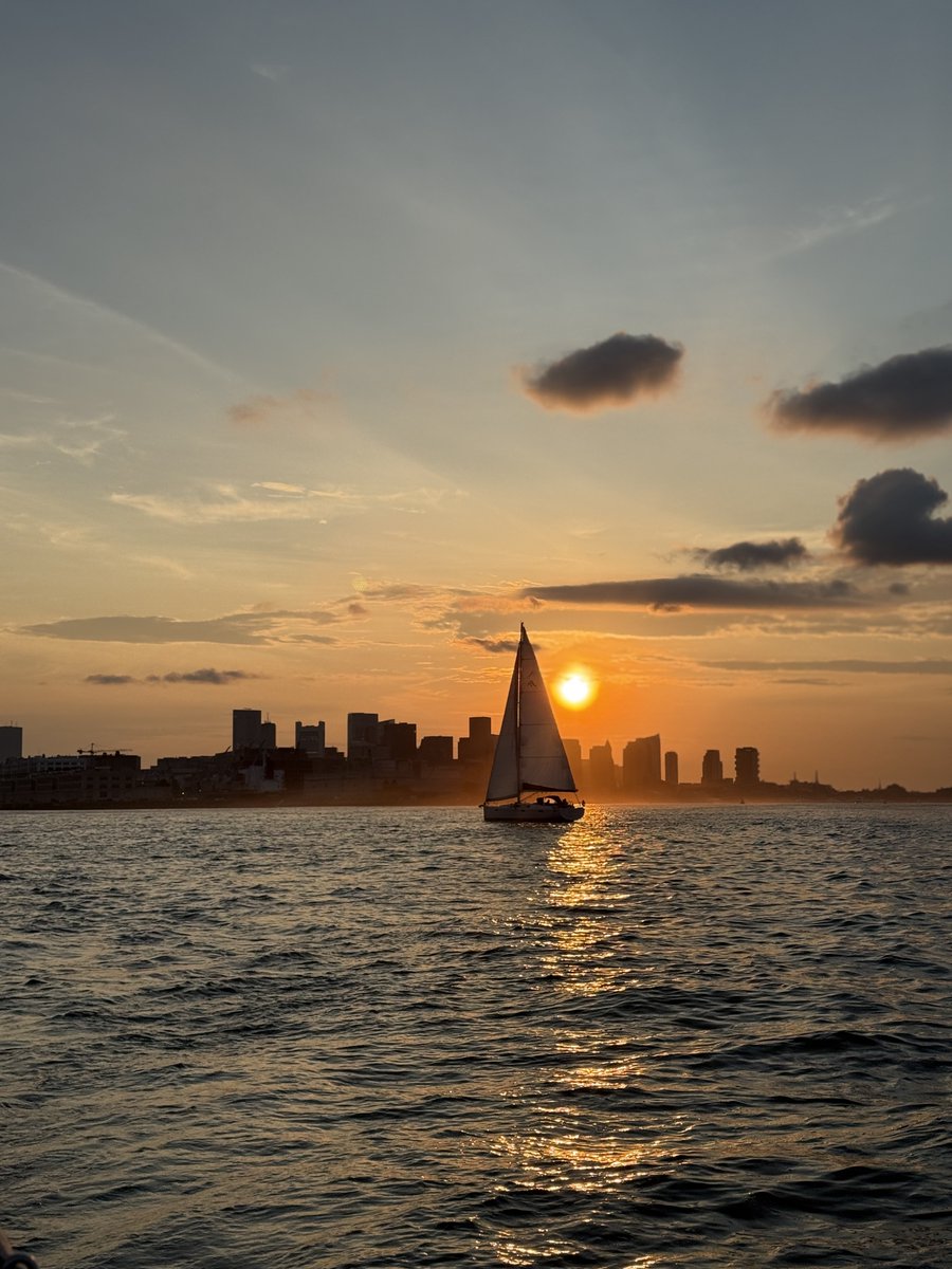 Sunsets after 8 mean something to me.

🤍