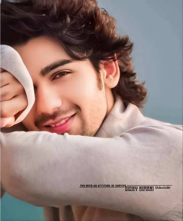 #قومی_زبان
#PAK_PG 
یقین جان کہ تو پہلی ترجیحات میں ہے
یقین جان یہ دنیا اہم نہیں ہے مجھے.....

ہزاروں لوگ ہیں اطراف میں میرے لیکن
تیرے علاوہ کوئی محترم نہیں ہے مجھے ❤️