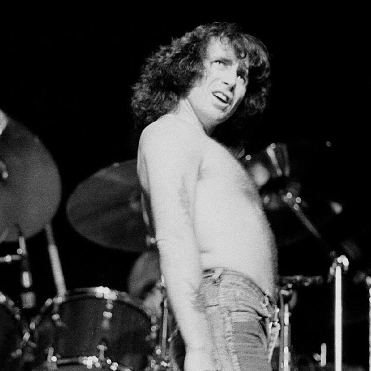 AC_DC_Twivia's tweet image. #ACDC Twivia Question #5,605: During Bon Scott's FINAL show with AC/DC at Gaumont Theatre, Southampton (UK) in 1980… which song did Bon NOT sing that night? 🤘🇬🇧
🎯 Shot Down in Flames
🎯 Problem Child
🎯 High Voltage
🎯 Sin City
🎯 Riff Raff
🎯 Rocker
🤔💥 Drop your best guess…