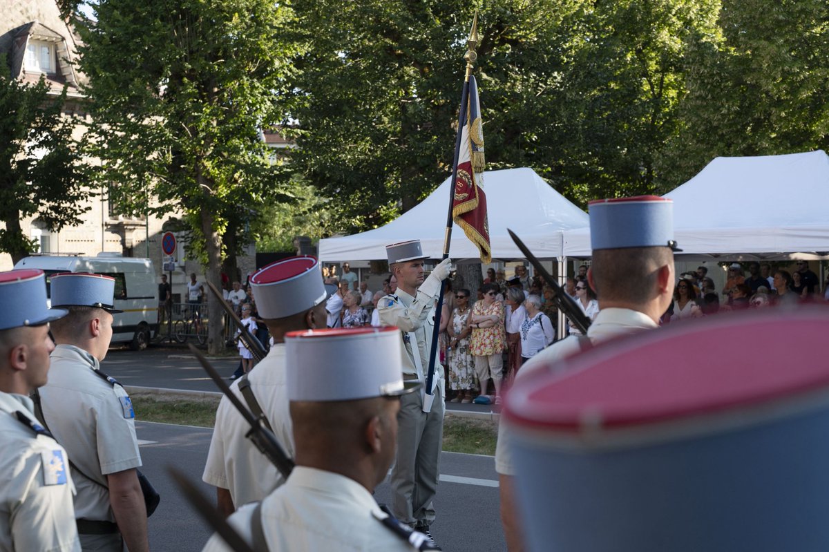 À l’occasion de la #FêteNationale, une cérémonie militaire suivie d’un défilé s’est tenue à Châlons-en-Champagne, ville marraine du régiment.🇫🇷
Une journée forte en symboles, marquée par la cohésion, la transmission et le lien #ArméeNation 👏 
#FiersDeNosSoldats #SoldatsDeFrance