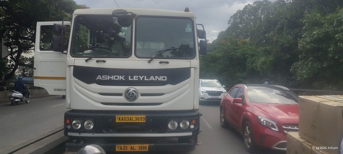"ಸಂಚಾರ ಸಲಹೆ"
ಸಿಟಿ ಮಾರ್ಕೆಟ್ ಮೇಲ್ಸೇತುವೆಯಲ್ಲಿ ವಾಹನ ಕೆಟ್ಟು ನಿಂತಿರುವುದರಿಂದ  ನಗರದ ಕಡೆಗೆ ನಿಧಾನಗತಿಯ ಸಂಚಾರವಿರುತ್ತದೆ

 "Traffic Advisory"
Due to Vehicle breakdown on the City Market flyover towards city  is having slow-moving traffic.