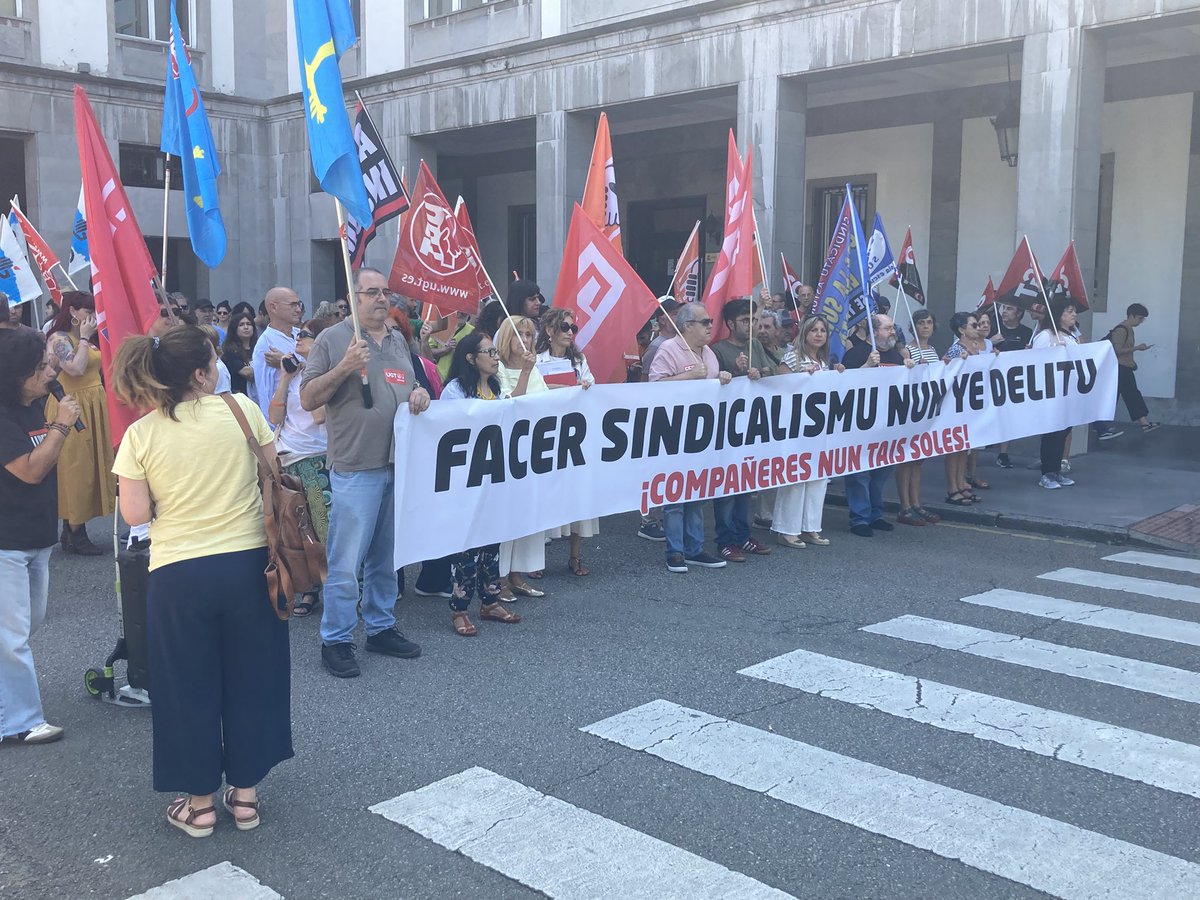 Concentración en Oviedo por las #6DeLaSuizaLLIBERTÁ 

Facer sindicalismu nun ye delitu!
Compañeres, nun tais soles! ✊
