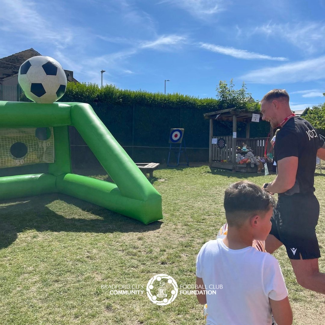 bcafc_cf's tweet image. Congratulations to everyone at @ThackleyPrimary for raising £17,500 for their school, via our @BillyBantam1903 #PenaltyShootouts 🥳
Pupils Zakariya and Harry raised £1,000 between them 👏
@officialbantams star Ciarán Kelly stopped by last week to award some prizes 👇
#BCAFC