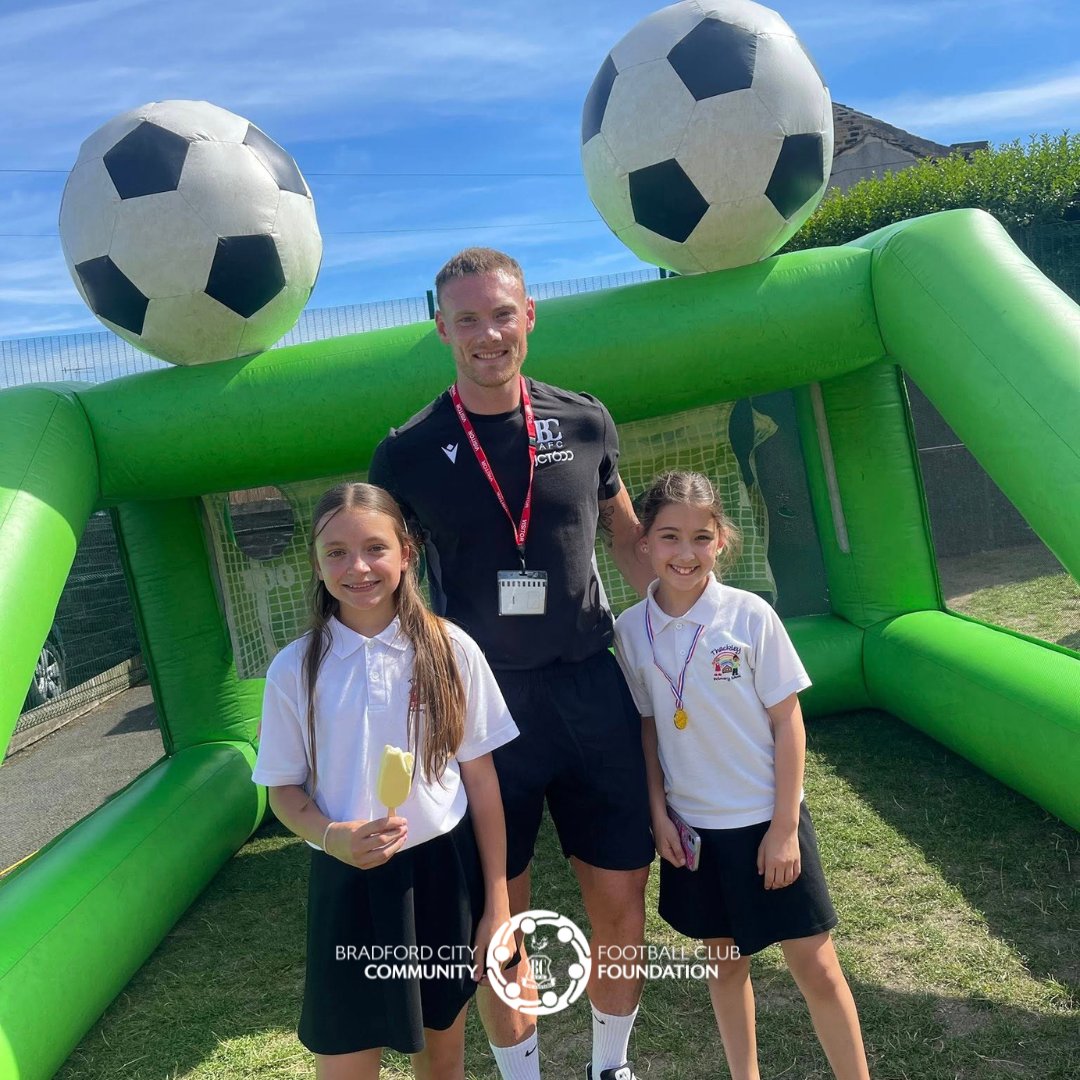 bcafc_cf's tweet image. Congratulations to everyone at @ThackleyPrimary for raising £17,500 for their school, via our @BillyBantam1903 #PenaltyShootouts 🥳
Pupils Zakariya and Harry raised £1,000 between them 👏
@officialbantams star Ciarán Kelly stopped by last week to award some prizes 👇
#BCAFC