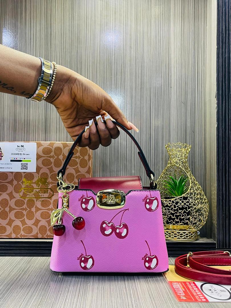 Favvywears's tweet photo. Hello my new mutuals 
I’m Favour, your plug for trendy outfits, bags &amp; shoes 
I sell both male &amp; female styles.
If you love fashion, good energy &amp; daily drips,you’re home.
Location📍Port harcourt (We offer Nationwide delivery )
DM to place order +2347026300895
Follow,shop ,vibe✨ https://t.co/chKwqWuwbD