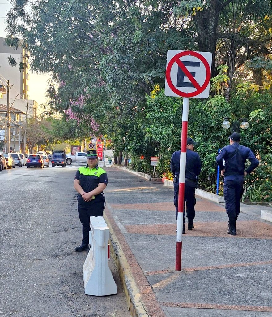 ¡Nosotros hacemos nuestra parte, VOS hacé la tuya! 
No estacionar en lugares prohibidos.🚫 Control y despeje en inmediaciones de la Municipalidad de Asunción. #AsuTransito