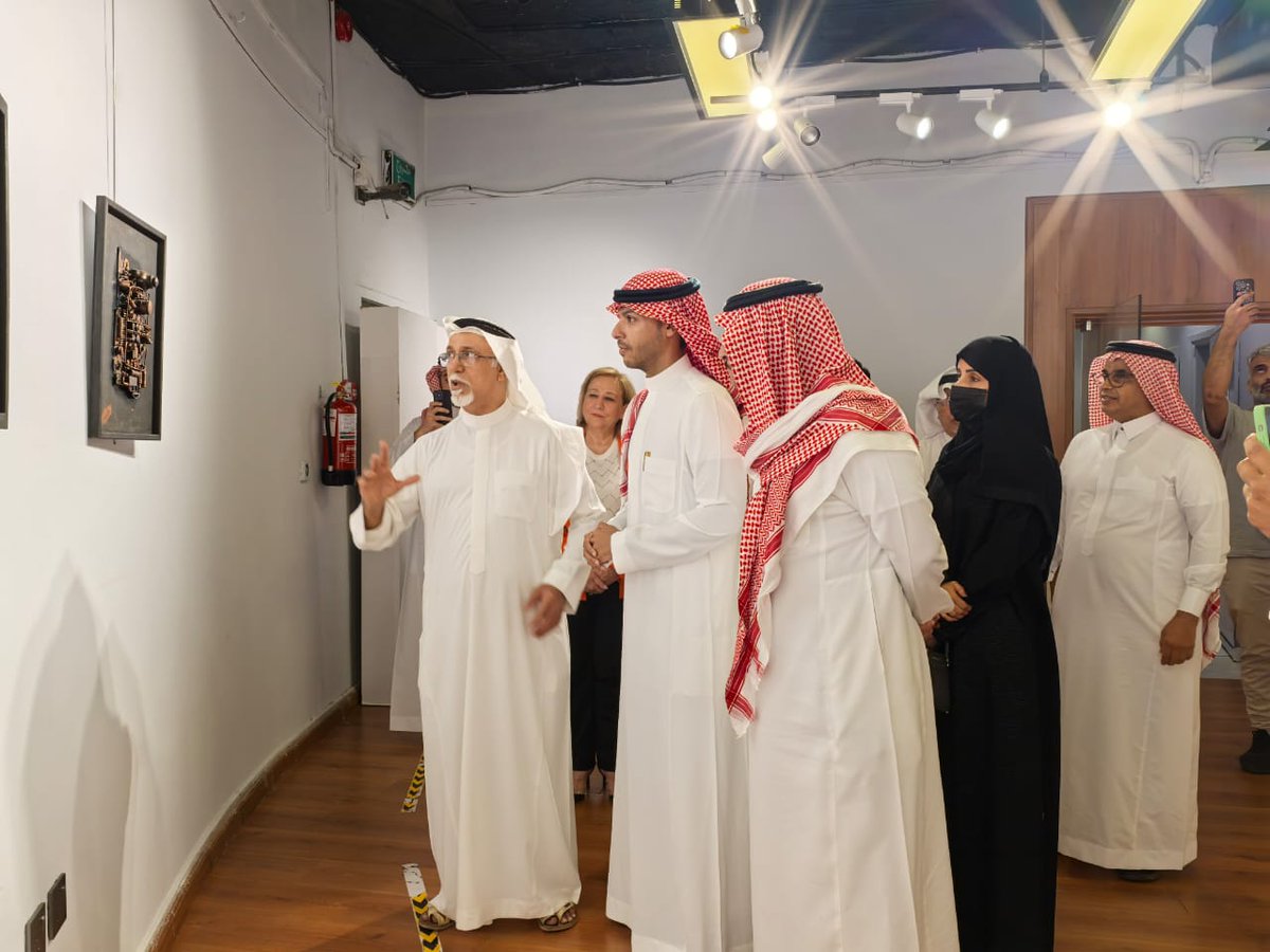 SASCA_JED's tweet image. المهندس حسين البحيري مدير عام التدريب التقني والمهني بمنطقة مكة المكرمة يفتتح معرض #المهمل للفنان مشعل العمري. #جمعية_الثقافة_والفنون #جدة
