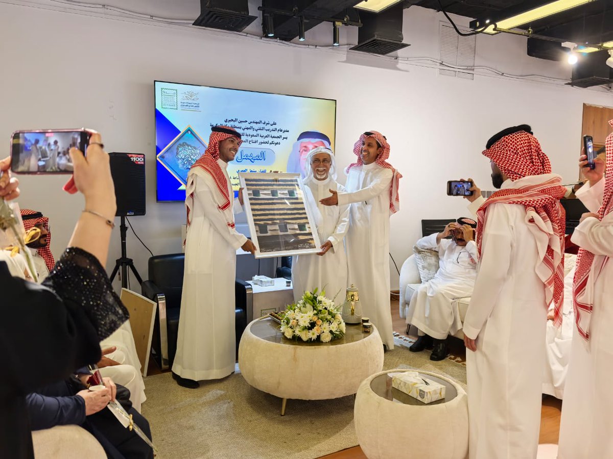 SASCA_JED's tweet image. المهندس حسين البحيري مدير عام التدريب التقني والمهني بمنطقة مكة المكرمة يفتتح معرض #المهمل للفنان مشعل العمري. #جمعية_الثقافة_والفنون #جدة