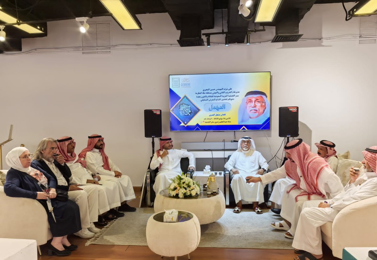 SASCA_JED's tweet image. المهندس حسين البحيري مدير عام التدريب التقني والمهني بمنطقة مكة المكرمة يفتتح معرض #المهمل للفنان مشعل العمري. #جمعية_الثقافة_والفنون #جدة