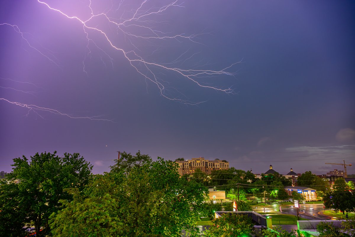 dcsplicer's tweet image. I managed to capture a few cloud to cloud lightning strikes last night over Parole MD. #MDwx #lightning @capitalweather @WeatherJackie