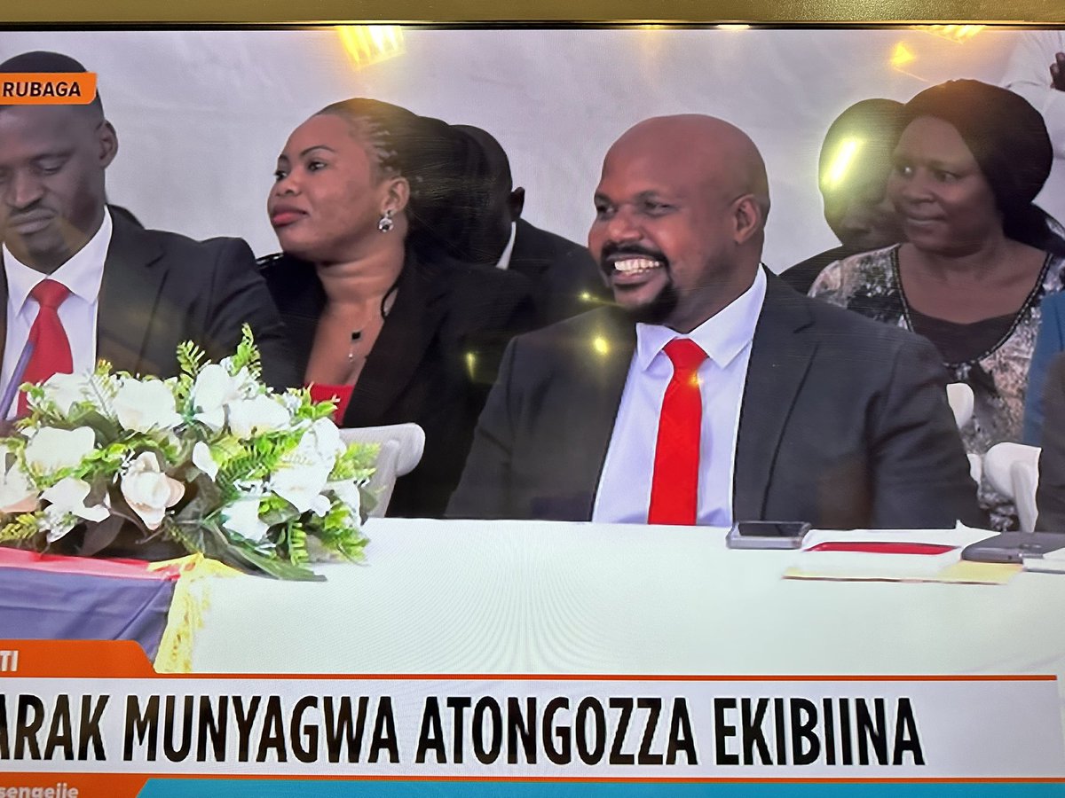 New party in town. At this rate every district should form a political party.
Name: A common man ‘s party 
Akabonero : lusaniya 
President Mubaraka munywagwa.
All ladies might join this party.
President is just laughing 
Uganda enyuma