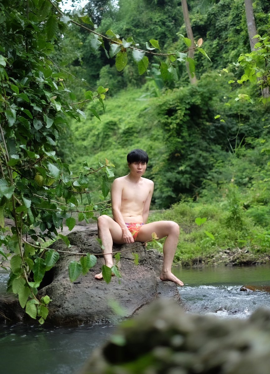 水はとても冷たいですが、私たちはまだ水の中で遊んでいます。