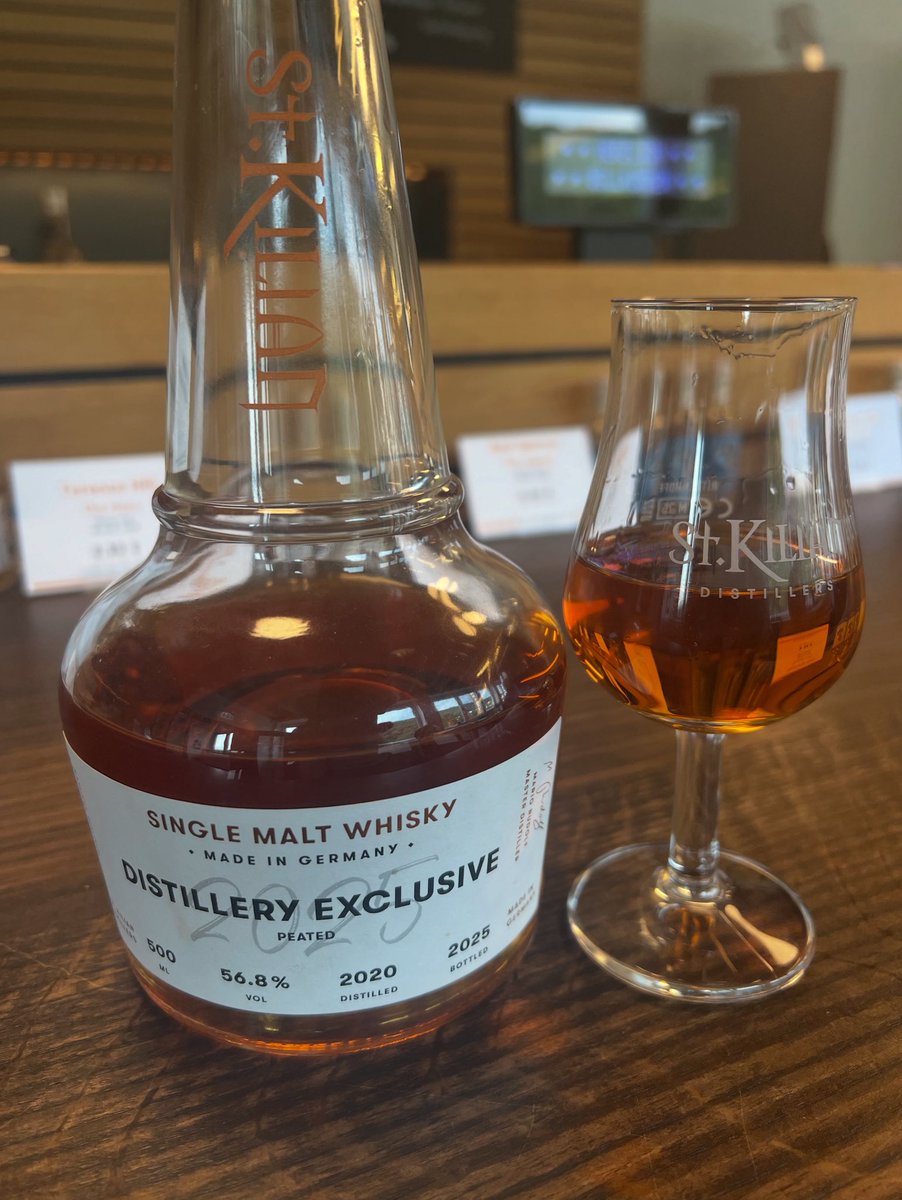Athuemmler's tweet image. St. Kilian ist immer wieder einen Besuch wert. Hier vor allem für Torf Whisky Fans. 1A👌🥃🔥 #peated #singlemalt #whisky #visitstkilian #whiskymadeingermany #distilleryonly