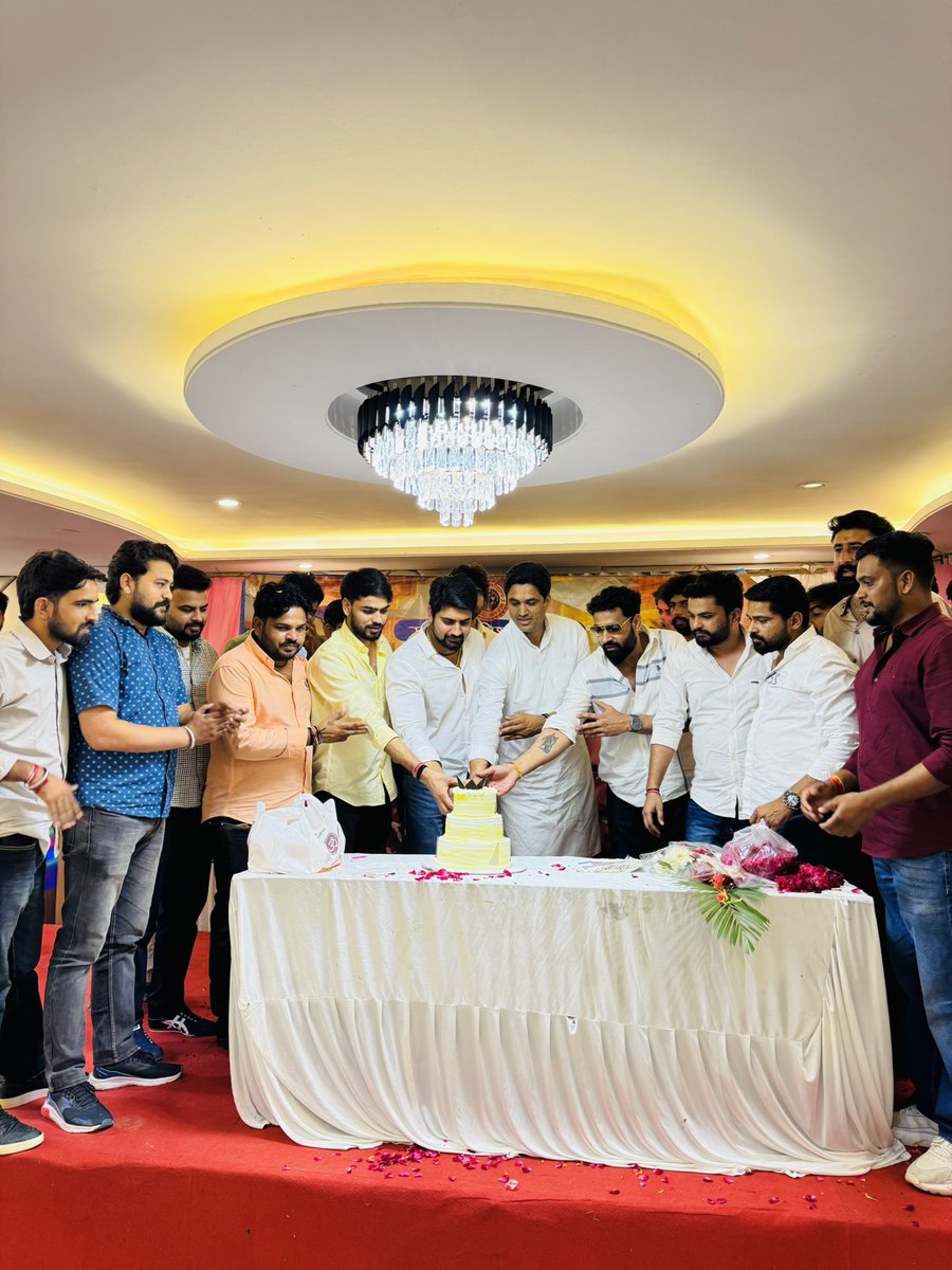 जन्मदिन के अवसर पर अपनों के बीच 🙏
#dharsinghchoudharyrusu