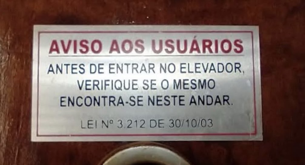 “Antes de entrar no elevador, verifique se ELE se encontra parado neste andar.” ✅