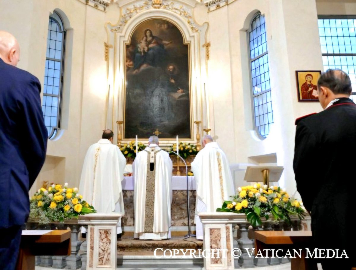 Some people are making a big deal about Leo XIV facing the tabernacle here. Francis did the same thing on rare occasion. But it really doesn't matter in what direction the Novus Ordo meal service is presented. 